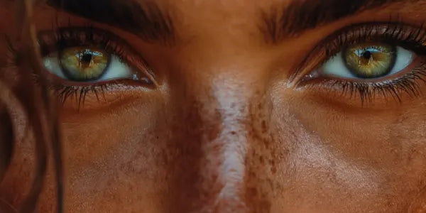 Der in MOOD Goddess Glow enthaltene Wirkstoff Glabridin reguliert die Melaninbildung und sorgt so für einen ebenmäßigen Teint und gemilderte Pigmentflecken.