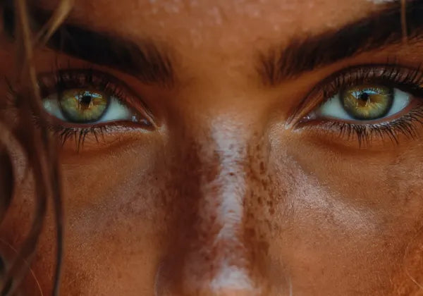 Der in MOOD Goddess Glow enthaltene Wirkstoff Glabridin reguliert die Melaninbildung und sorgt so für einen ebenmäßigen Teint und gemilderte Pigmentflecken.