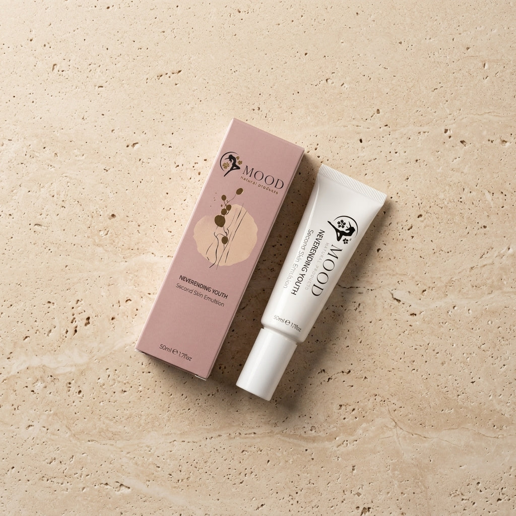 MOOD Neverending Youth Retinol-Nachtpflege, 50-ml-Tube mit Faltschachtel auf Travertin